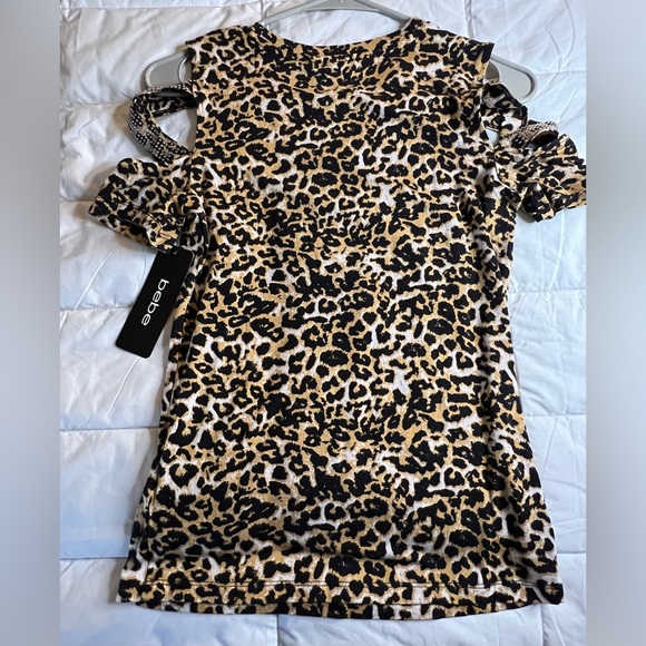 NWT Bebe fitted cut out shoulder crew neck top. Women’s S. Rhinestone design - Picture 2 of 7